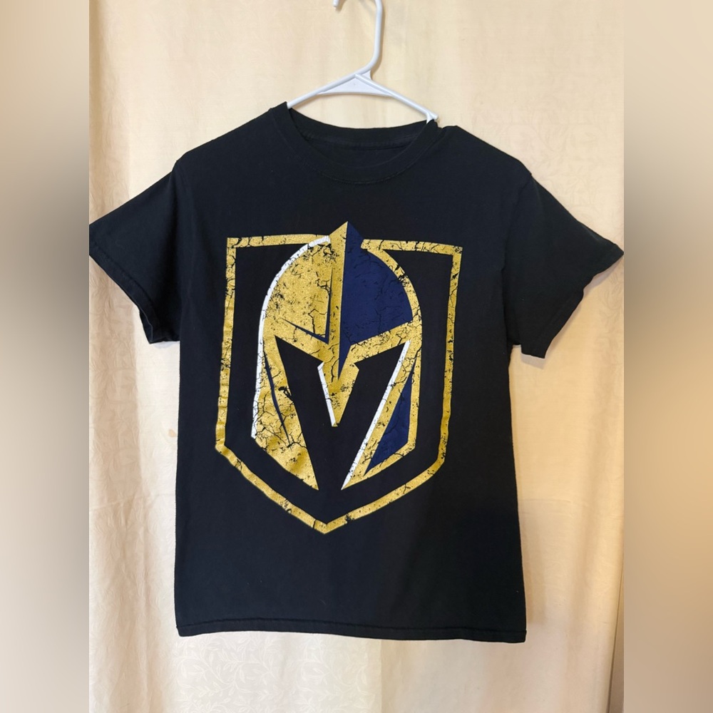 Vegas Golden Knights T-shirt, Men’s Small Black, W/Distressed Battle Helmet Logo